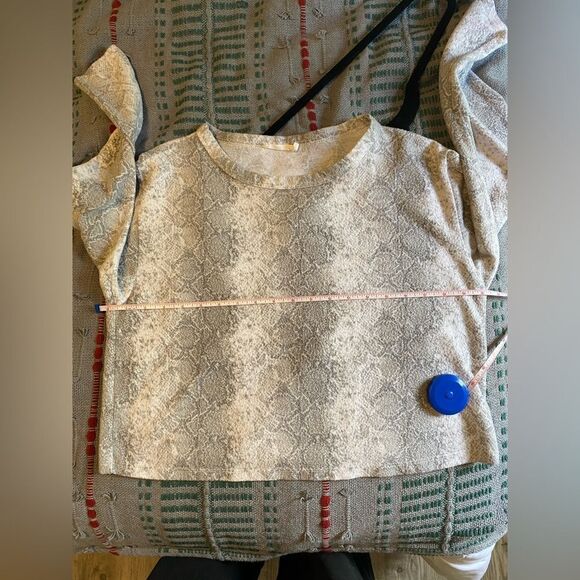 Lush, Super Soft, Gray Snake Print, Crop Sweatshirt, Size S - Picture 3 of 6